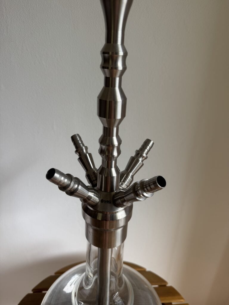 Edelstahl-Shisha mit mehreren Anschlussmöglichkeiten, Nahaufnahme.