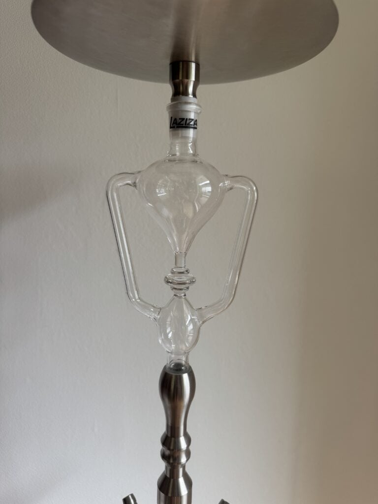 Transparente Glasbowl für Shisha mit Metallanschluss.