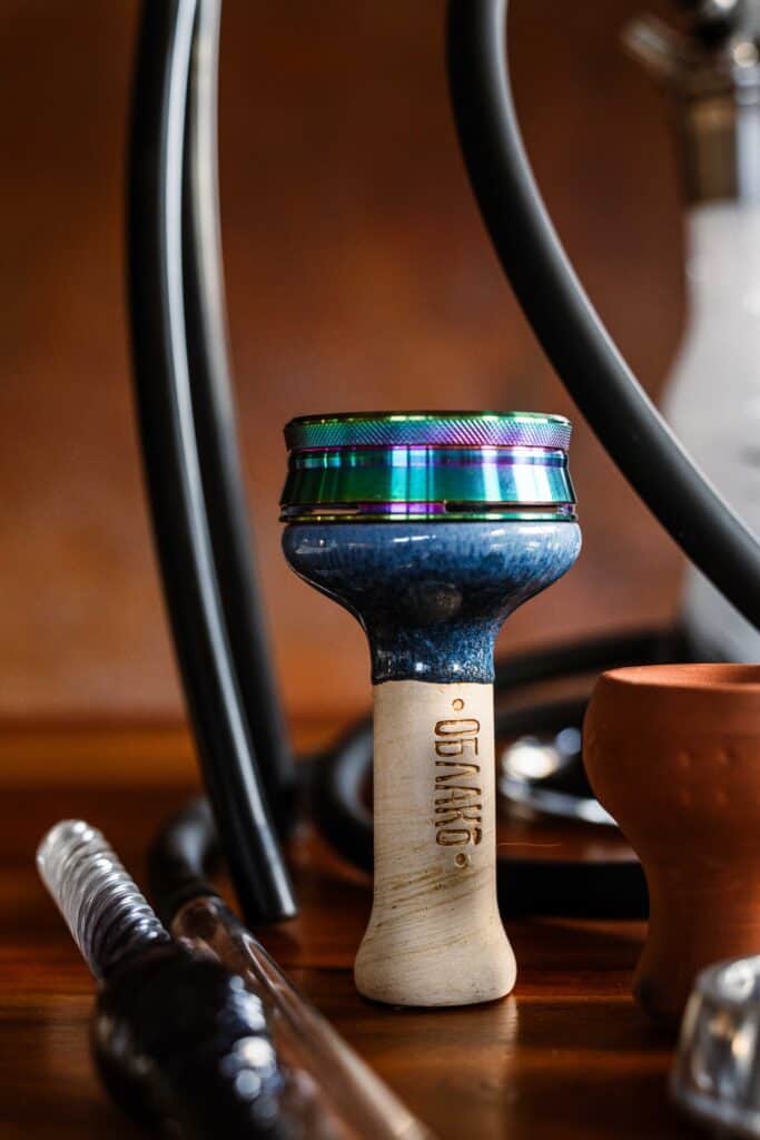 Bunte Glasbowl für Shisha auf Holzoberfläche, Nahaufnahme.