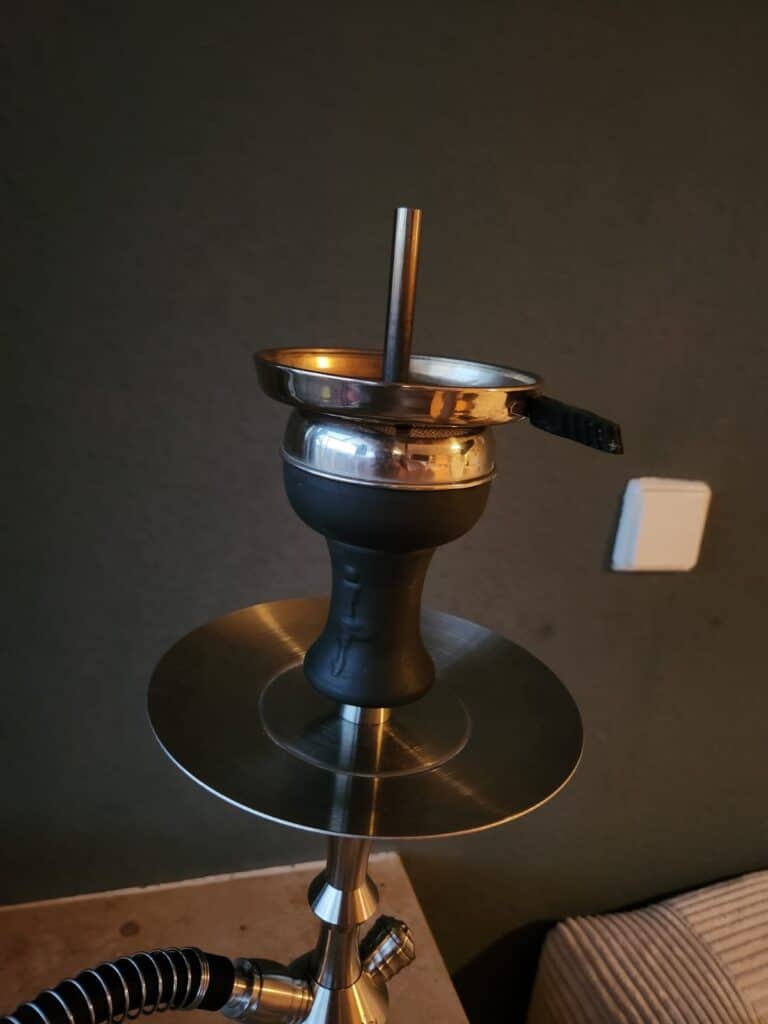 Shisha-Kopf mit Metallaufsatz und Schlauchanschluss.