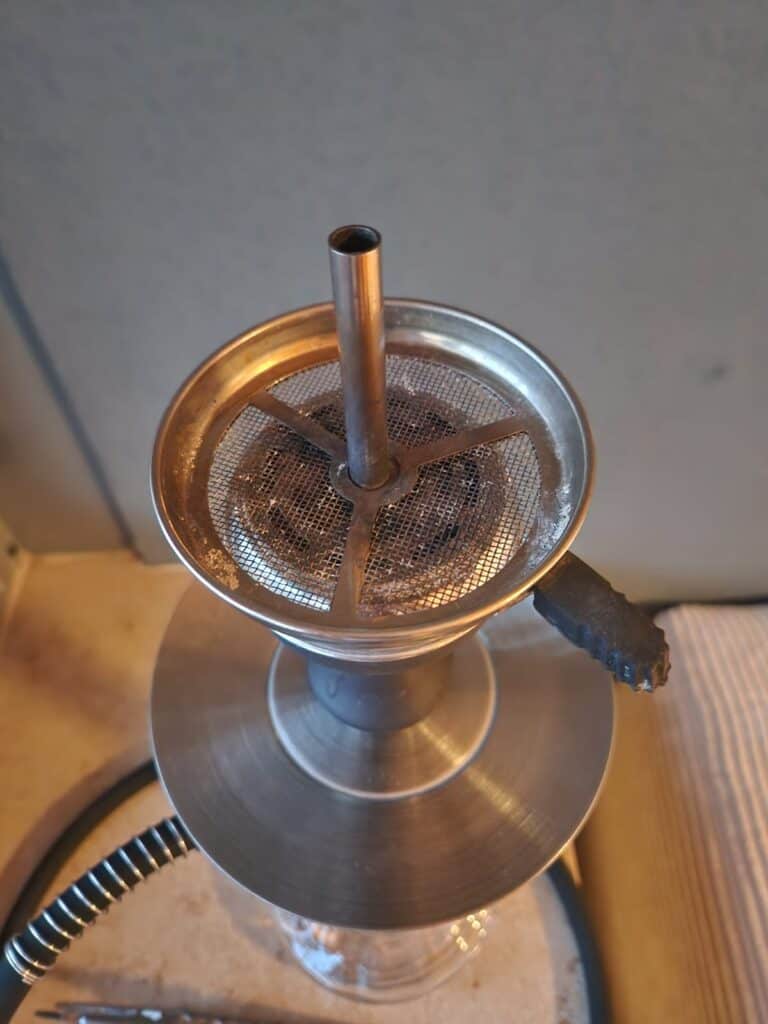Stainless Steel Shisha Kopf mit Metallrohr und Ablage.