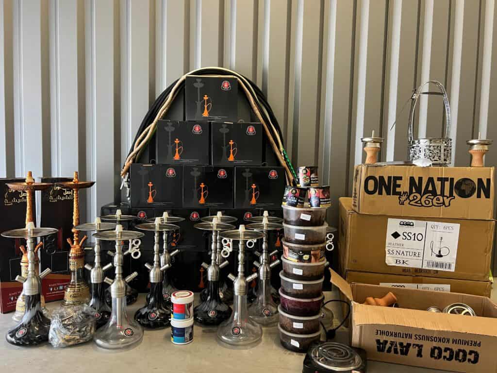 Verschiedene Shisha-Glasbowl, Schläuche und Zubehör auf Verkaufsplattform.