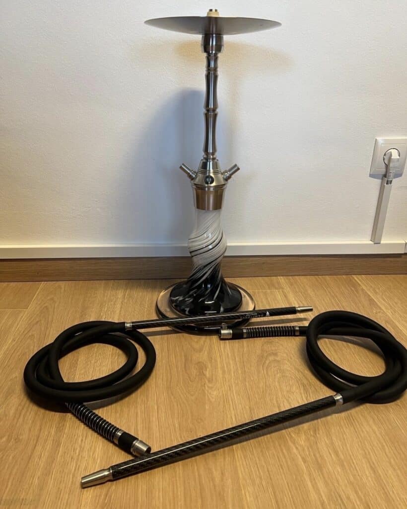 Moderne Shisha mit schwarzem Schlauch und Glasbowl.