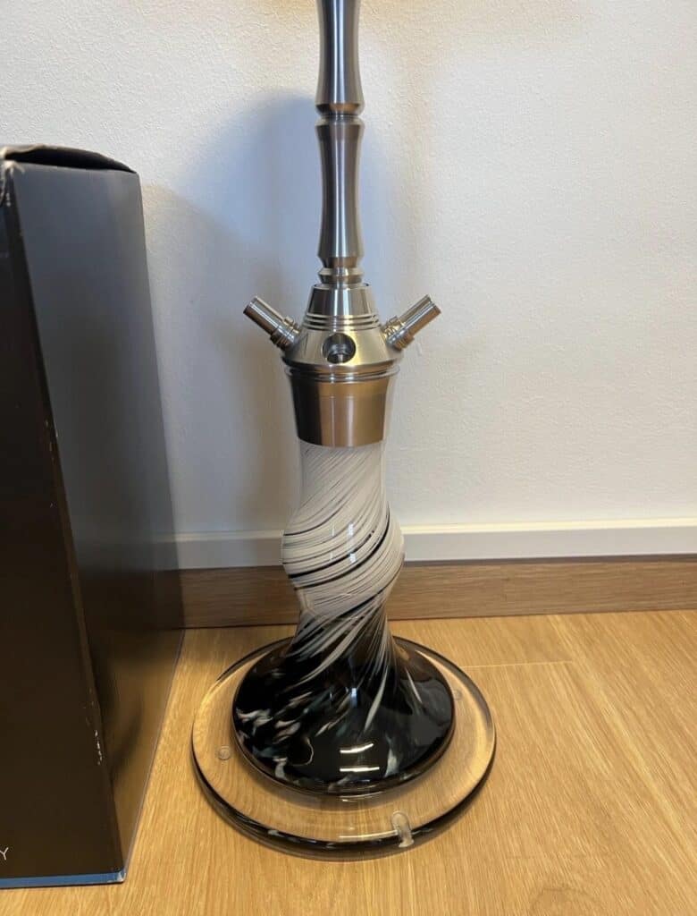 Schwarze und weiße Shisha mit Glasbowl auf Holzboden.