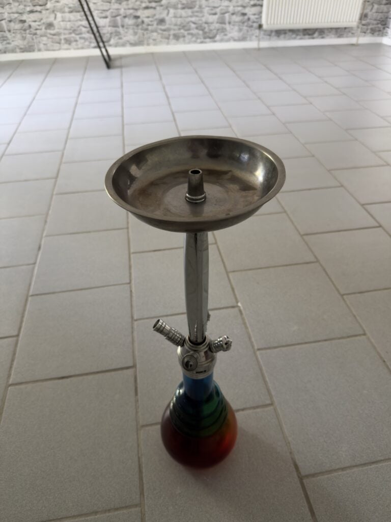 Metall-Glasbowl auf Shisha-Ständer, rauchfrei, für Shisha-Zubehör.
