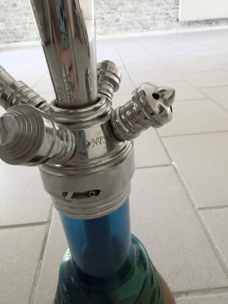 Metallanschlüsse an einer Shisha, Nahaufnahme.