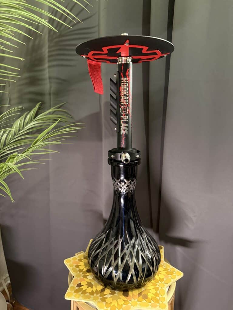 Schwarze Glasbowl für Shisha mit rotem Silikonschutz.
