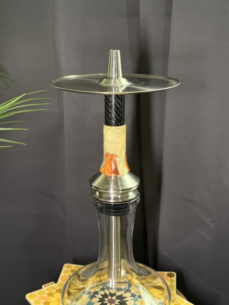 Shisha mit Edelstahl-Deckel und Glasbowl, auf Verkaufstisch.