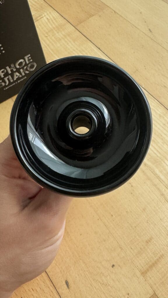 Schwarze Glasbowl für Shisha, runde Form, glatte Oberfläche.