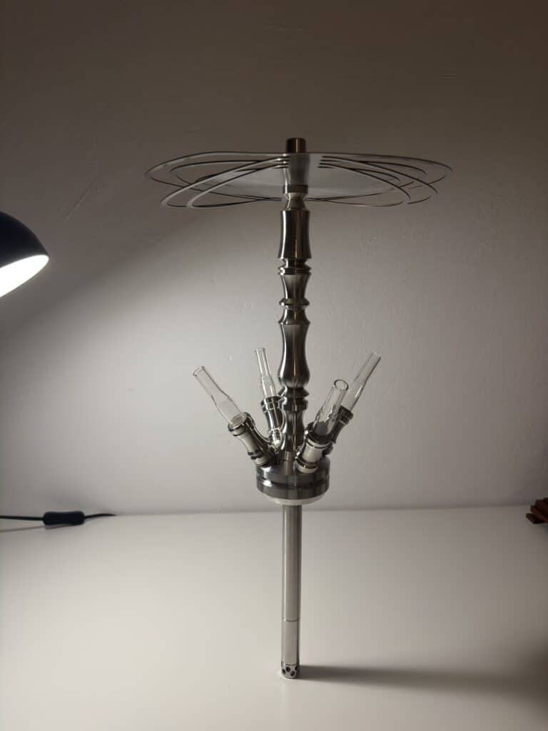 Shisha-Zubehör mit Metall-Glasbowl und Metallrahmen.