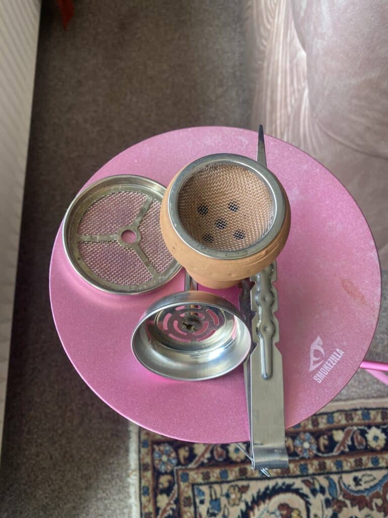 Verschiedene Teile für Shisha, inklusive Glasbowl und Metallteile.