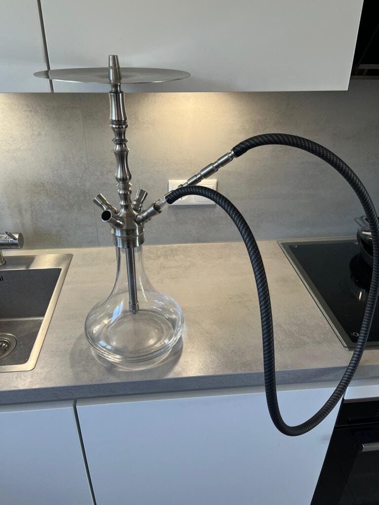 Shisha-Hookah mit Glasbowl auf Küchenarbeitsplatte.