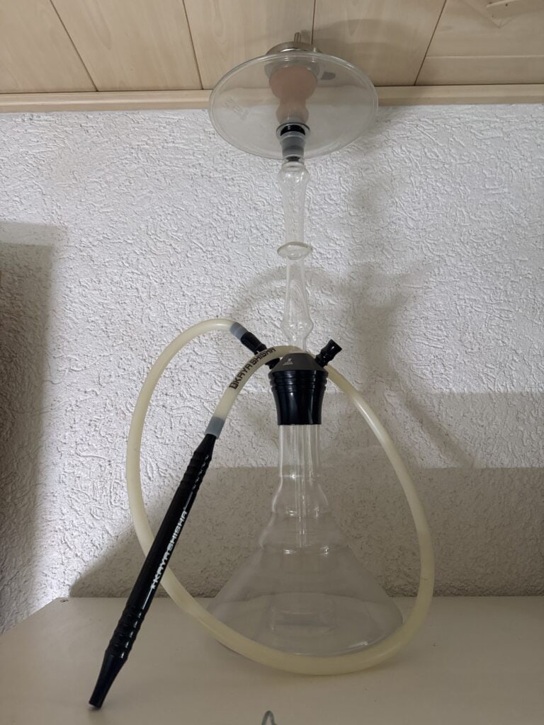 Transparente Glasbowl Shisha mit Schlauch und Kopf.