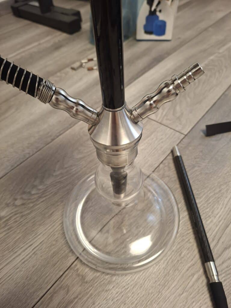 Shisha-Glasbowl mit Metallanschlüssen und Schlauch.