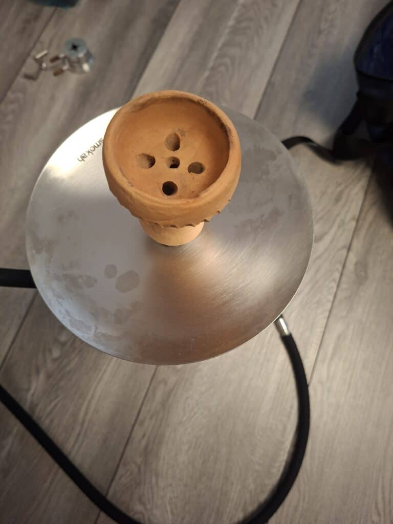 Shisha Glasbowl auf Metalltisch, Blick von oben.