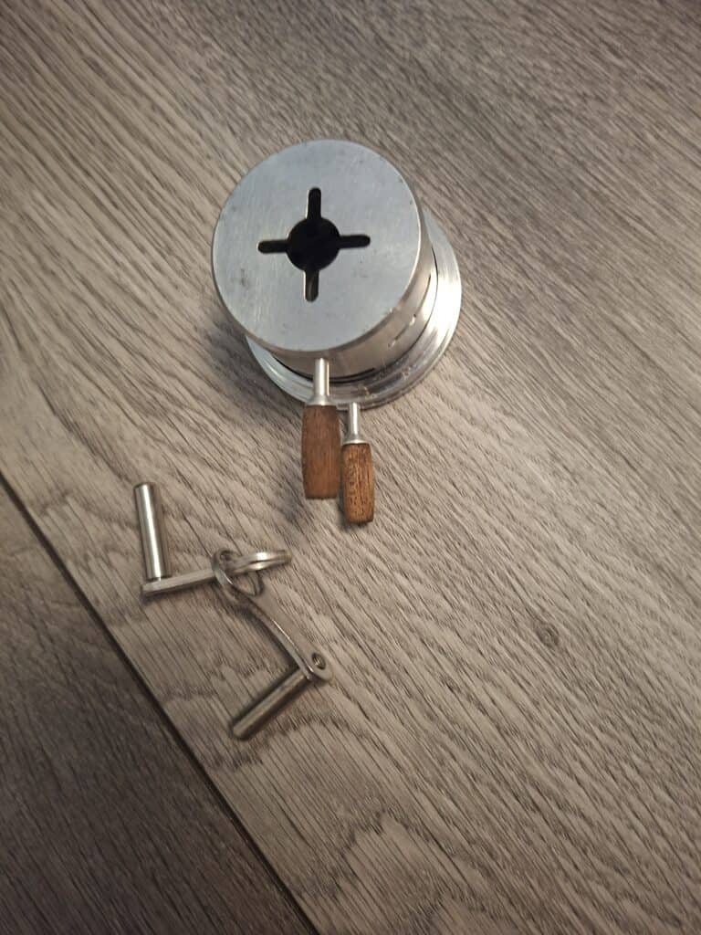 Shisha-Adapter mit Holzgriffen und Metallteilen auf Holztisch.