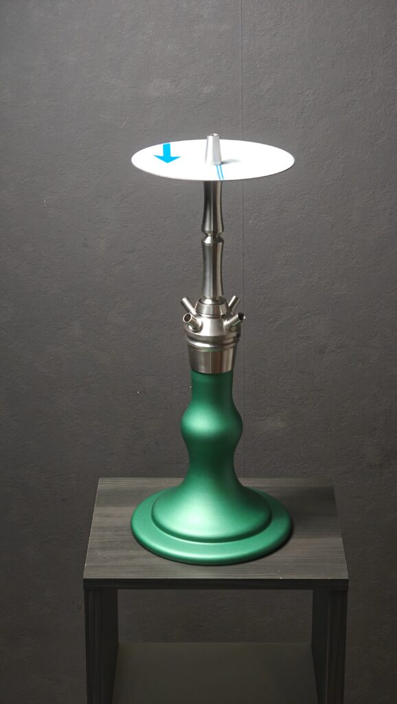 Shisha-Glasbowl mit Adapter auf einem Tisch.
