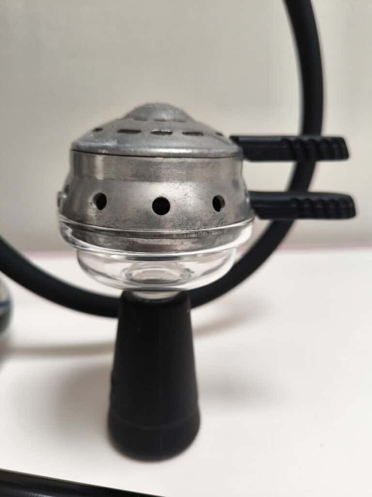Metallische Shisha-Glasbowl mit Lüftungslöchern und Schlauchanschluss.