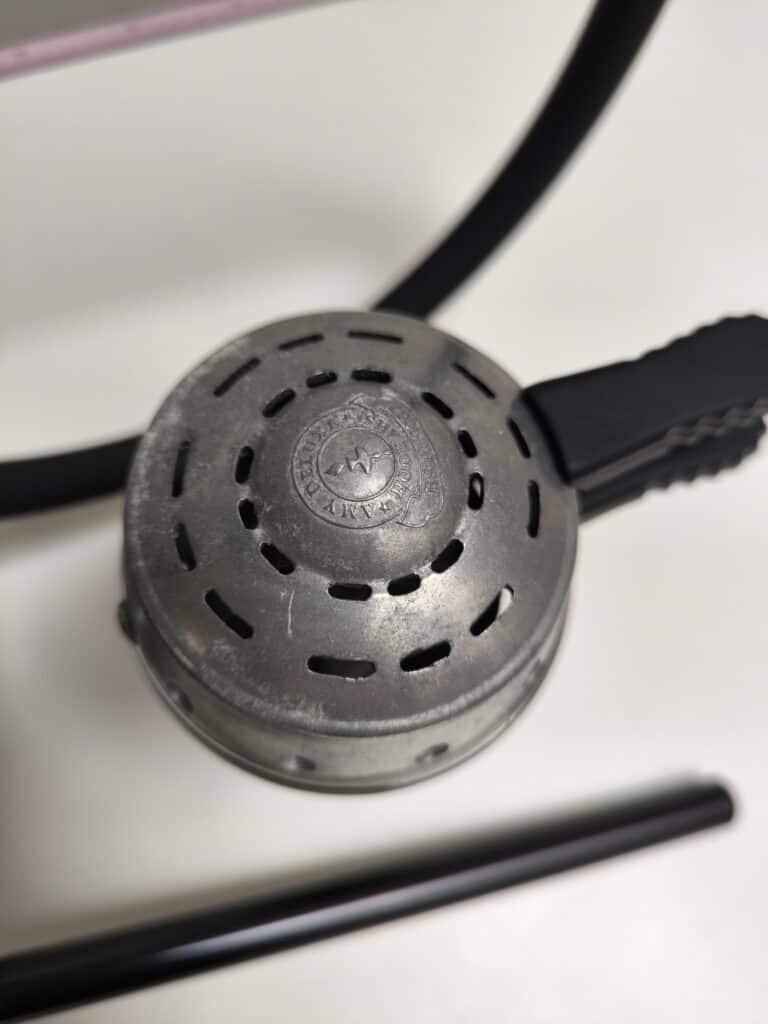 Heizpatrone für Shisha mit Kabelanschluss, Nahaufnahme.