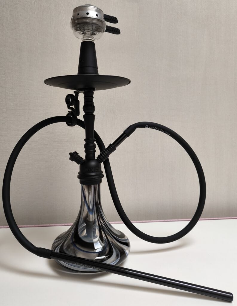 Schwarze Shisha mit Glasbowl und Silikonschlauch.