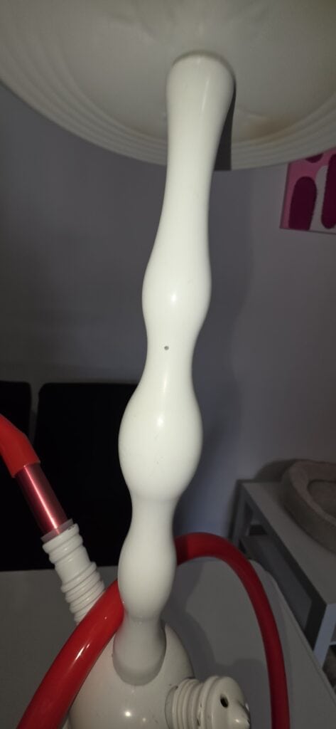 Weiße, geschwungene Shisha Glasbowl mit rotem Schlauch.