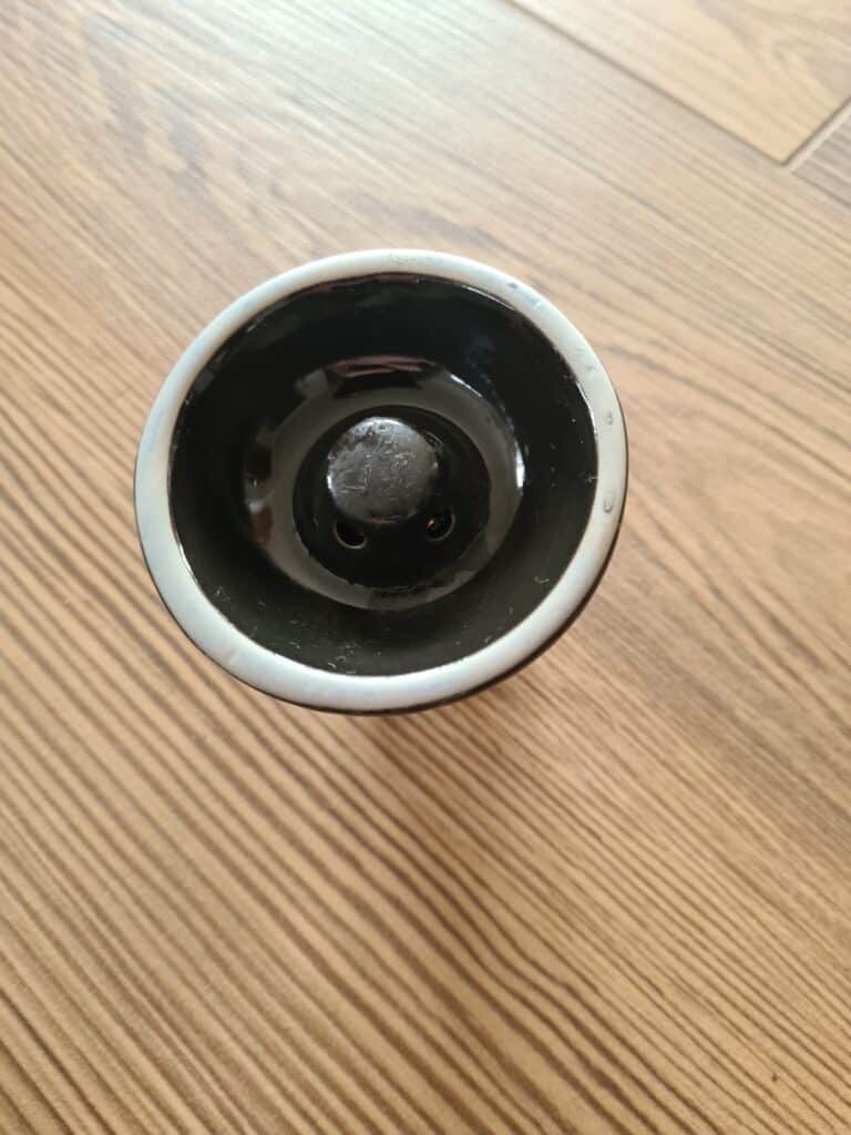 Leere Shisha Glasbowl auf Holztisch, für Verkauf oder Austausch.