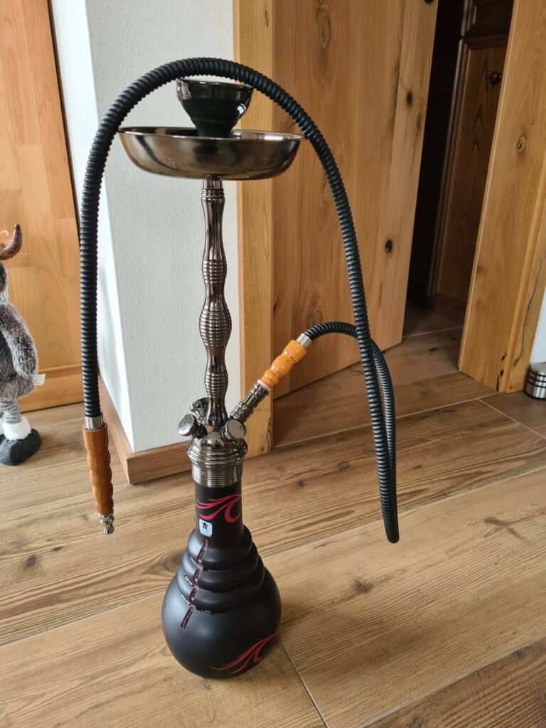 Shisha mit Metall- und Holzkomponenten auf Holzboden.