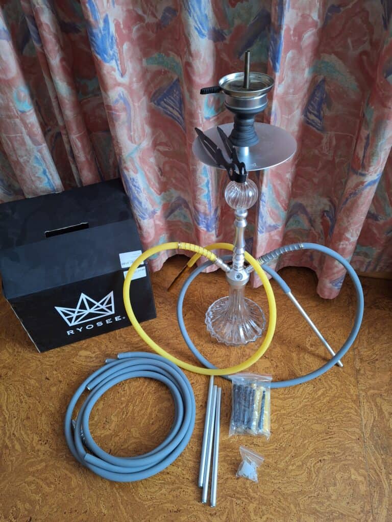 Shisha mit gelber und blauer Schlauch, Glasbowl und Zubehör.