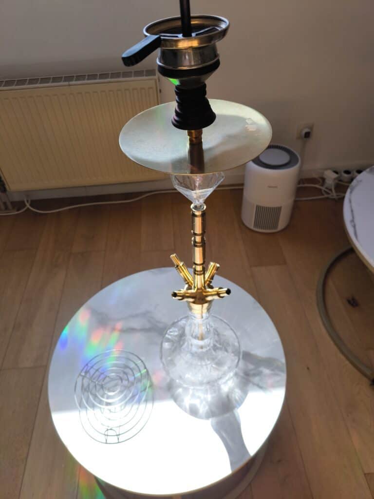 Shisha mit Glasbowl, Silikonschlauch und Heizplatte.