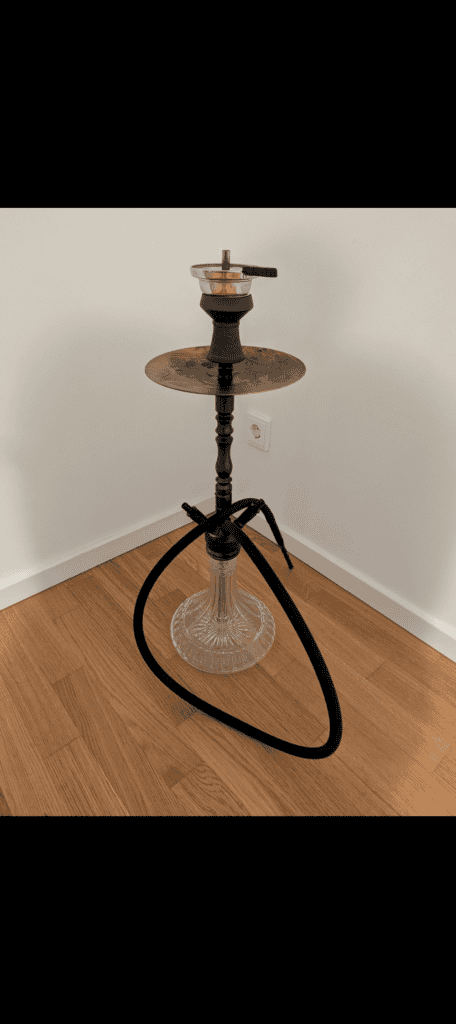 Shisha mit Glasbowl, Schlauch und Tabakschale.