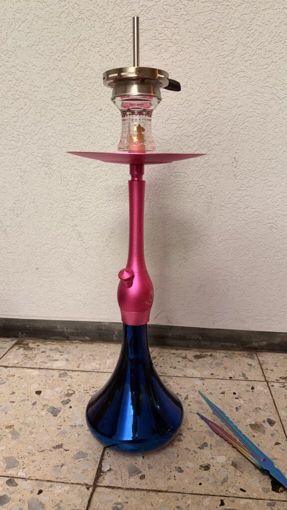 Bunte Shisha mit pinker Metallpfeife und blauer Glasbowl.