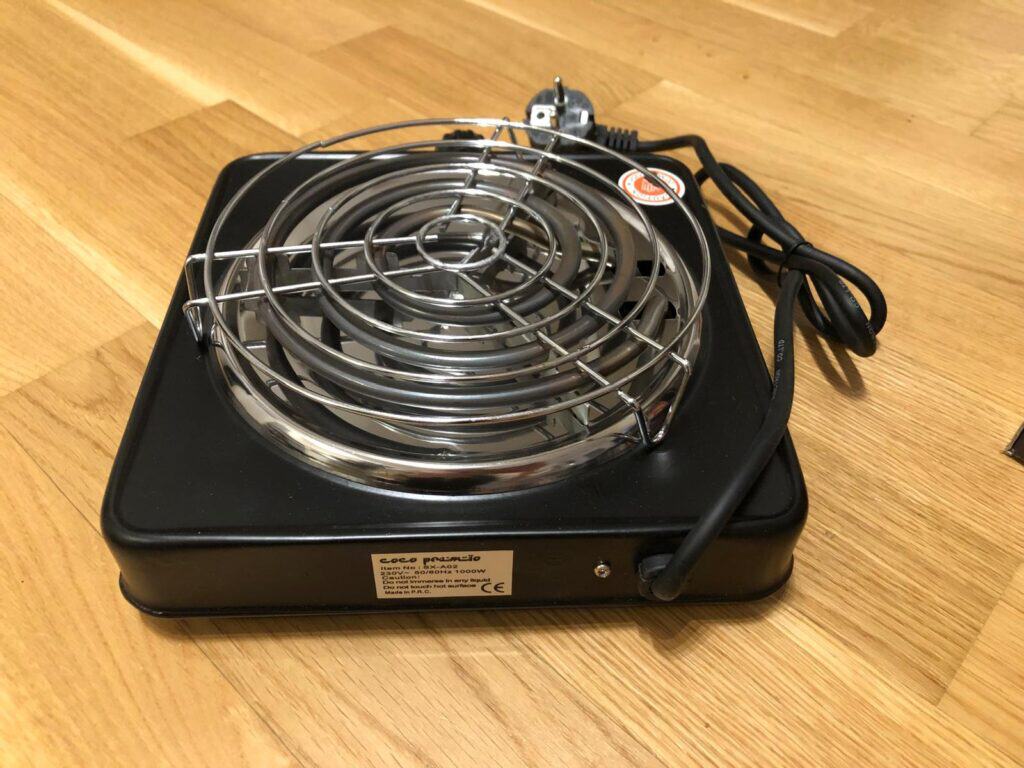 Elektrischer Heizteller mit Metallgitter für Shisha-Tabak.