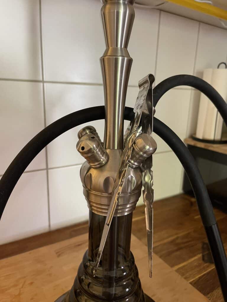 Shisha mit Metall-Design und Zubehör, auf Holz Tisch.