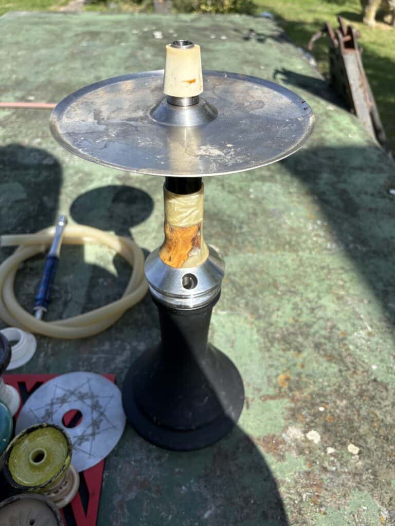 Shisha-Kopf mit Metalldichtung auf einer Oberfläche.