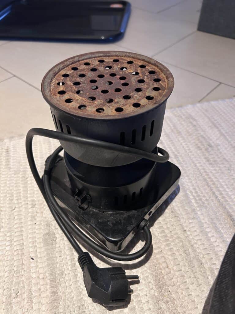 Elektrischer Heizstab für Shisha mit Metallbowl.