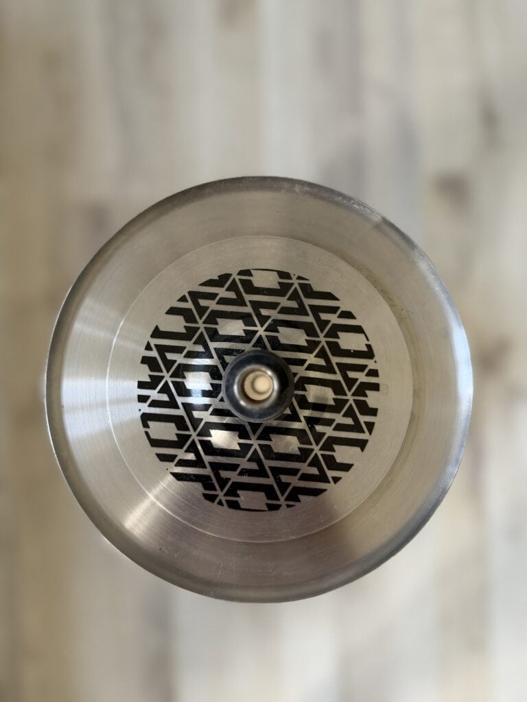 Aluminium Shisha-Bowl mit geometrischem Muster, Blick von oben.