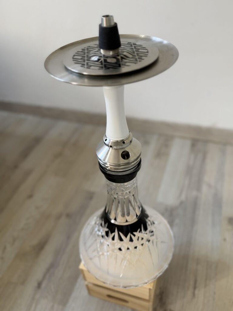 Glasbowl für Shisha mit Metallaufsatz, transparentes Glas, dekorativ.