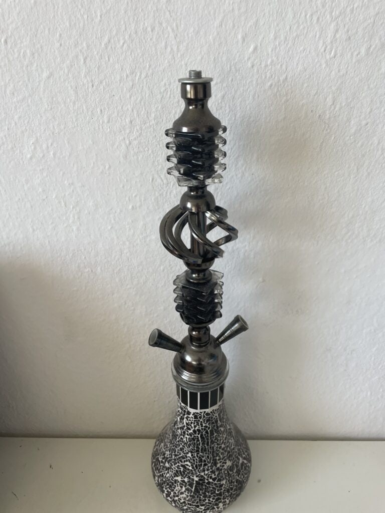 Shisha-Glasbowl mit Metallaufsatz und Schlauchanschluss.
