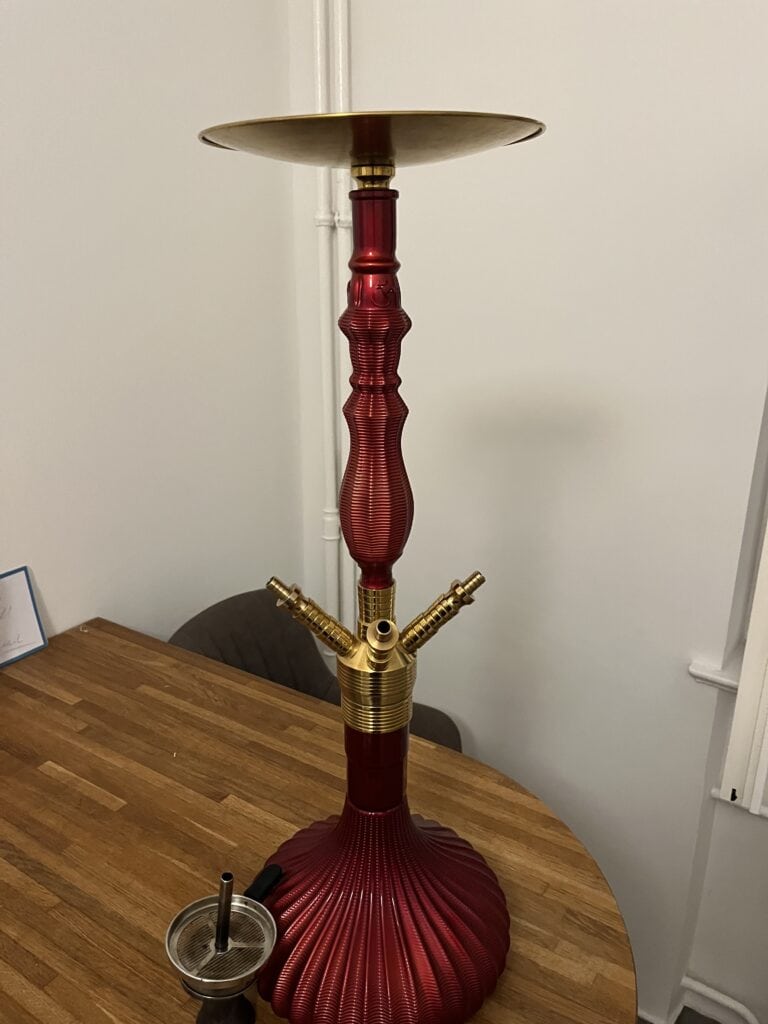 Hochwertige Shisha mit rotem Glasbowl und goldenen Details.