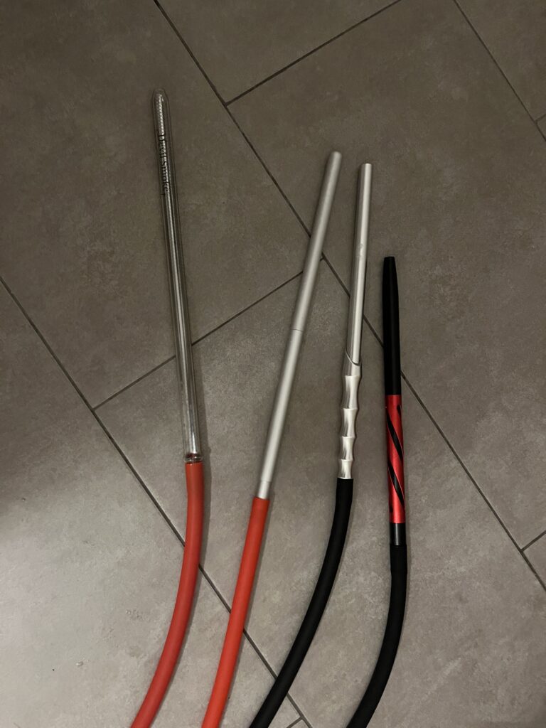 Verschiedene Tauchrohre für Shisha, in Schwarz, Weiß und Silber.