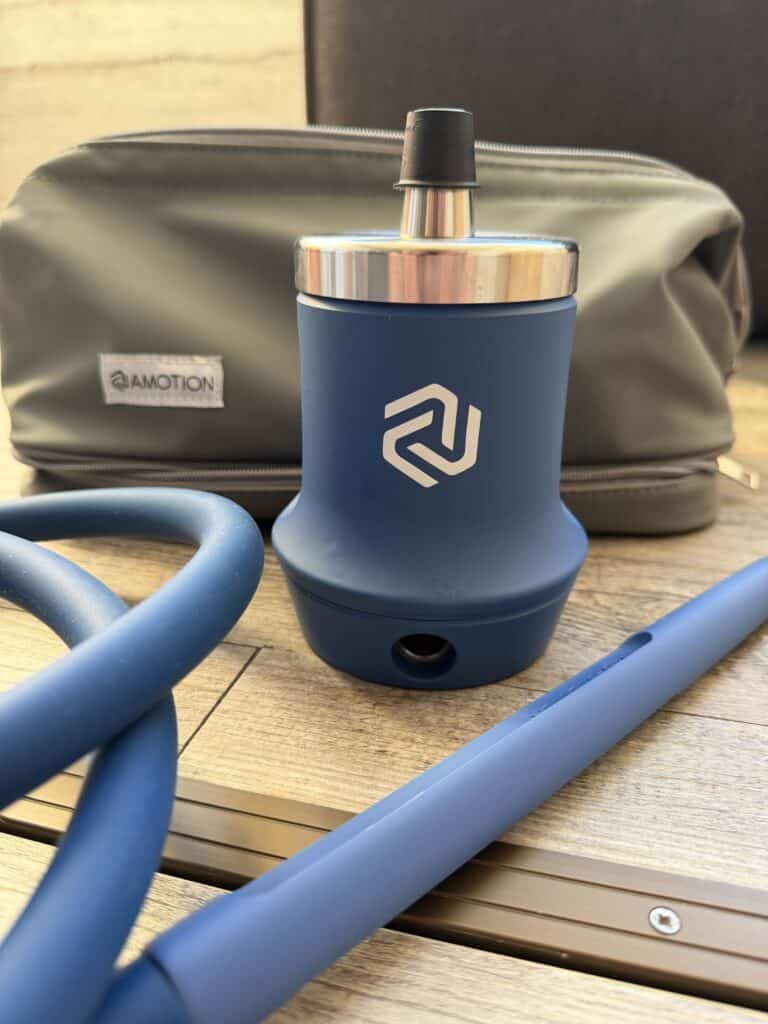 Blaue elektrische Shisha mit Zubehör und Tragetasche.