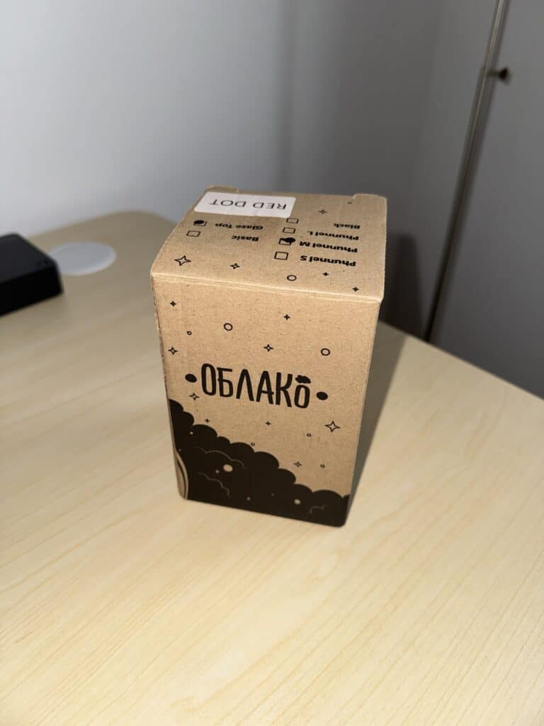 Verpackung einer Oblako Shisha-Glasbowl auf Tisch.