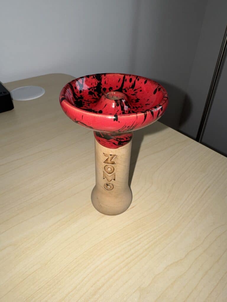 Bunte Shisha-Glasbowl mit rotem und schwarzem Muster.