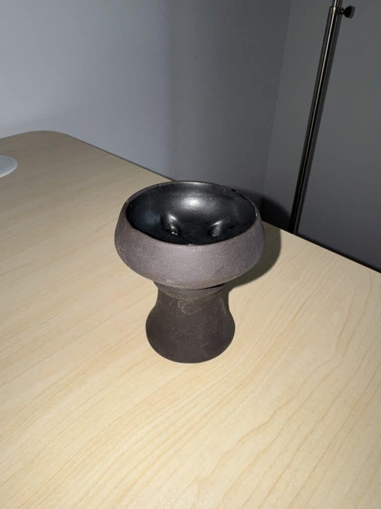 Schwarze Glasbowl für Shisha auf Holztisch.