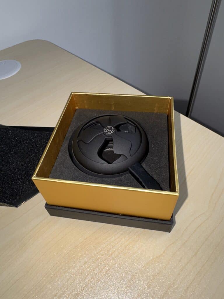 Schwarze Glasbowl für Shisha in goldener Verpackung.