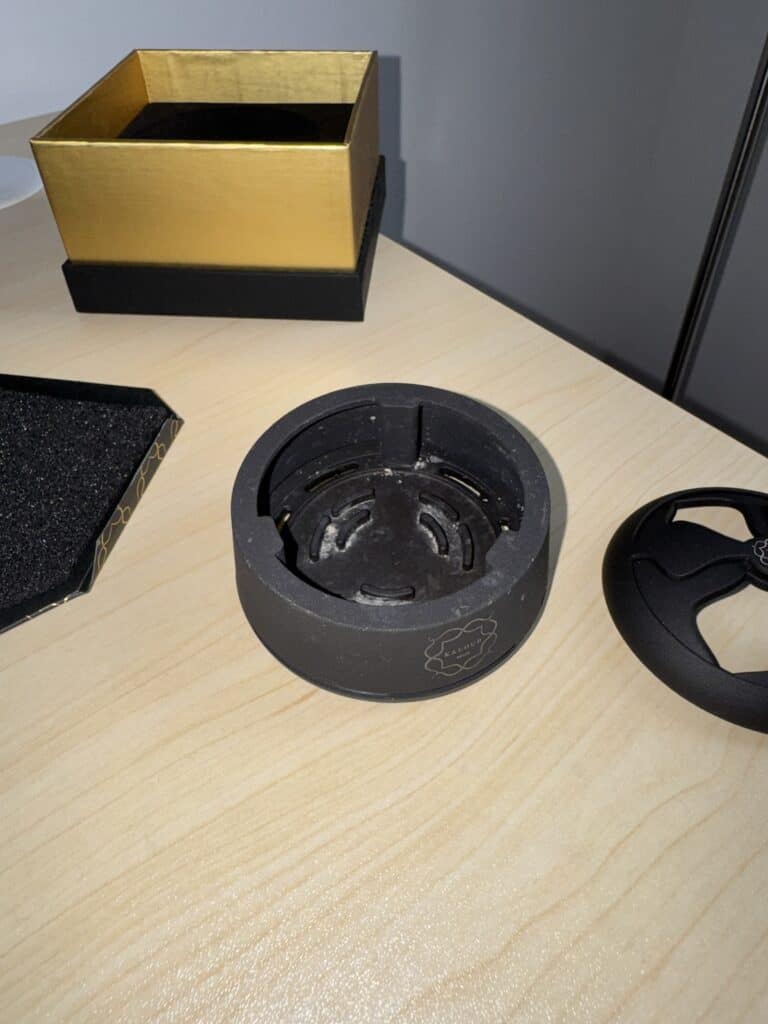 Runde Shisha-Glasbowl und Zubehör auf Tisch.