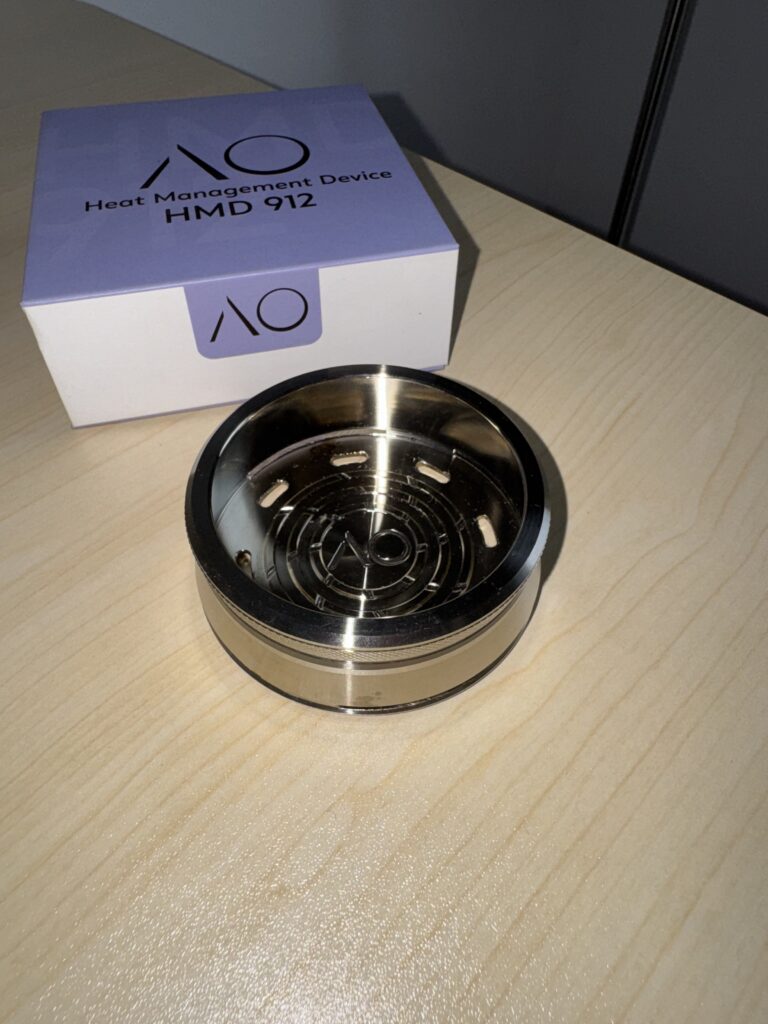 Stainless steel Shisha-Glasbowl mit Heizgerät auf Tisch.