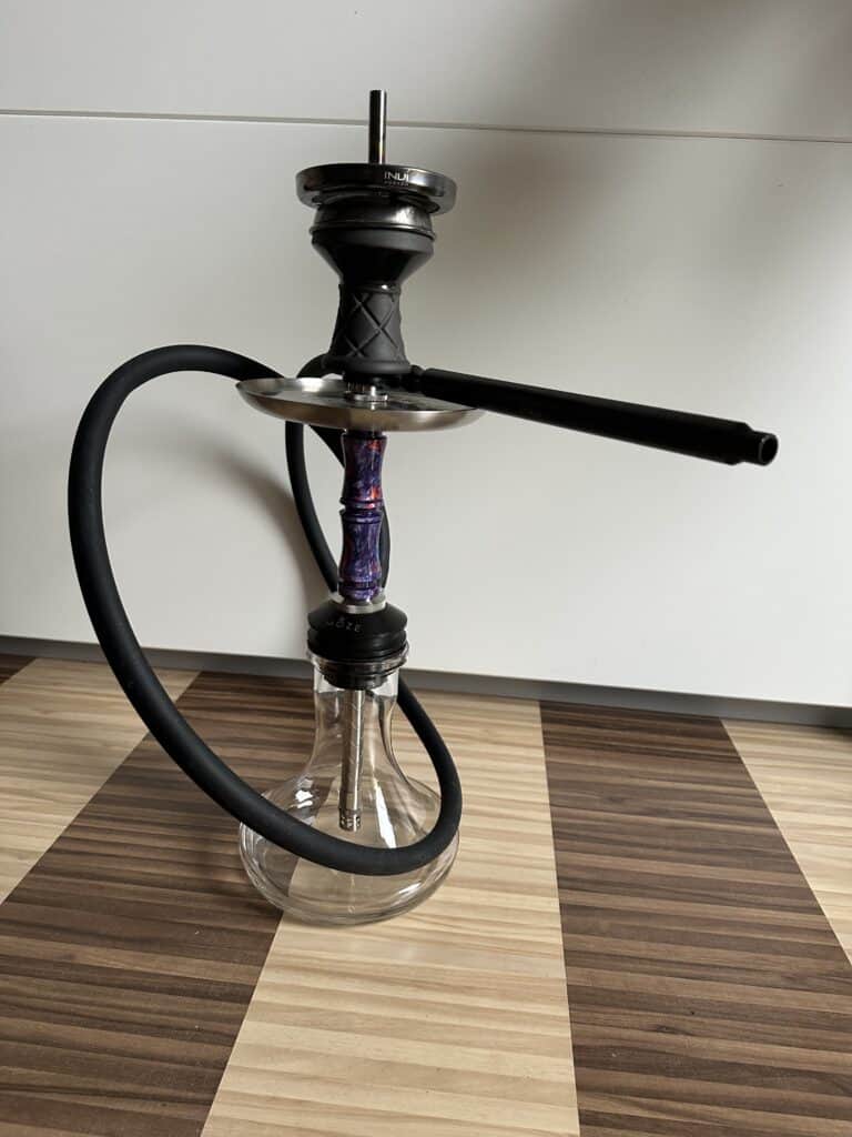 Schwarze Shisha mit Glasbowl und Silikonschlauch.