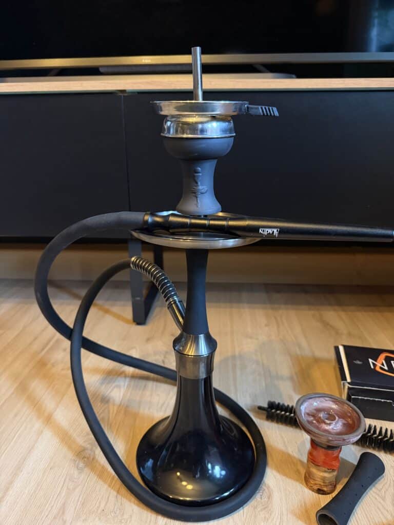 Schwarze Shisha mit Edelstahl-Glasbowl und Schlauch.