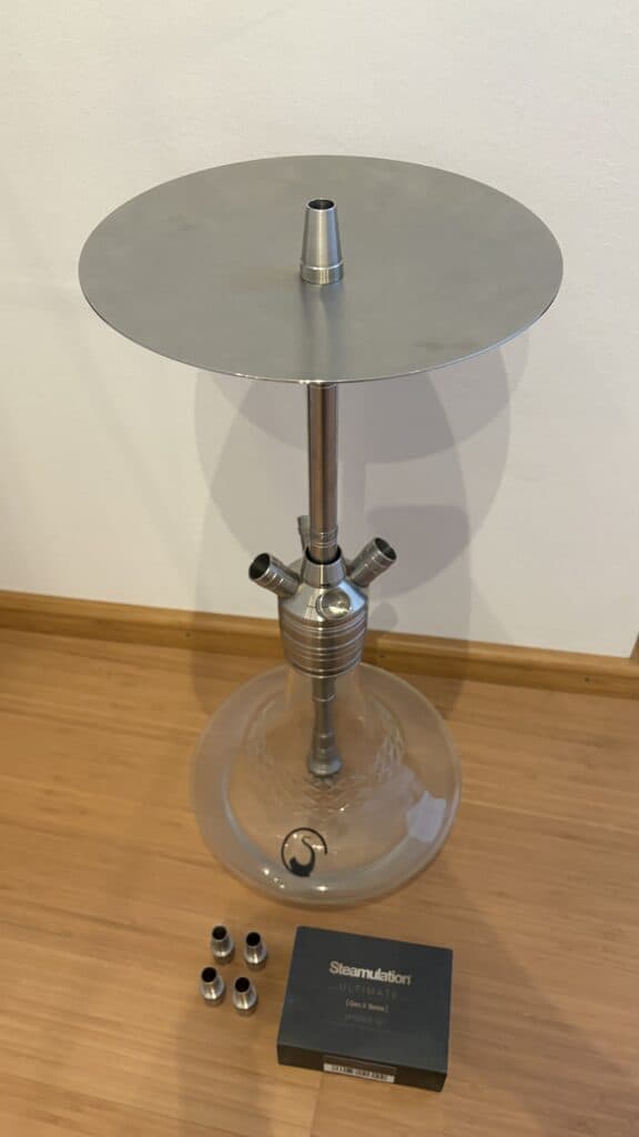 Shisha-Tabakständer mit Metallplatte und Glasbowl, Zubehörteile sichtbar.